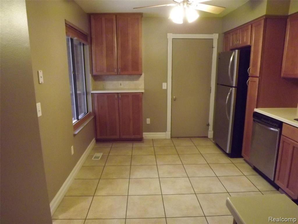569 Tennyson Rochester Hills, MI 48307 - Photo 4 of 19