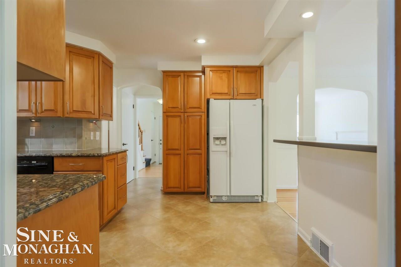 1928 Prestwick Road Grosse Pointe, MI 48236 - Photo 23 of 46 50045017-22.JPG