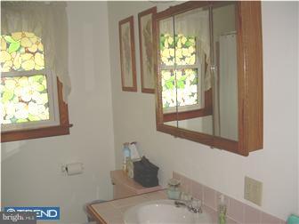 117 Nottingham Road Pennsville, NJ 08070 - Photo 8 of 10 Bathroom