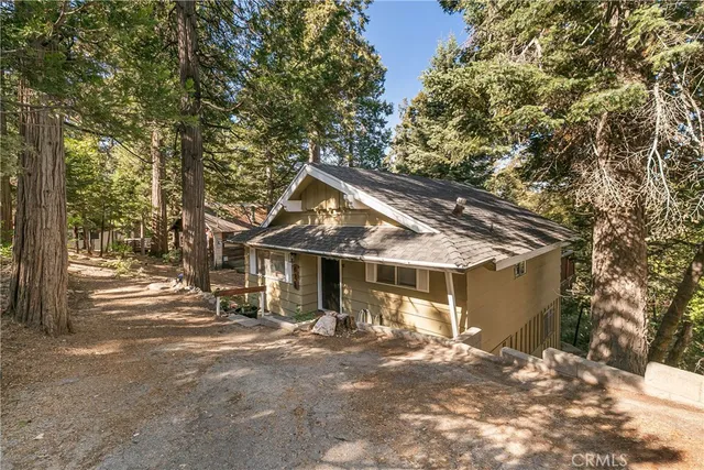 a view of a house with backyard