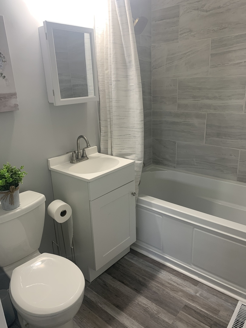 305 Tiverton Lane Steger, IL 60475 - Photo 12 of 13 a bathroom with a toilet a sink and bathtub