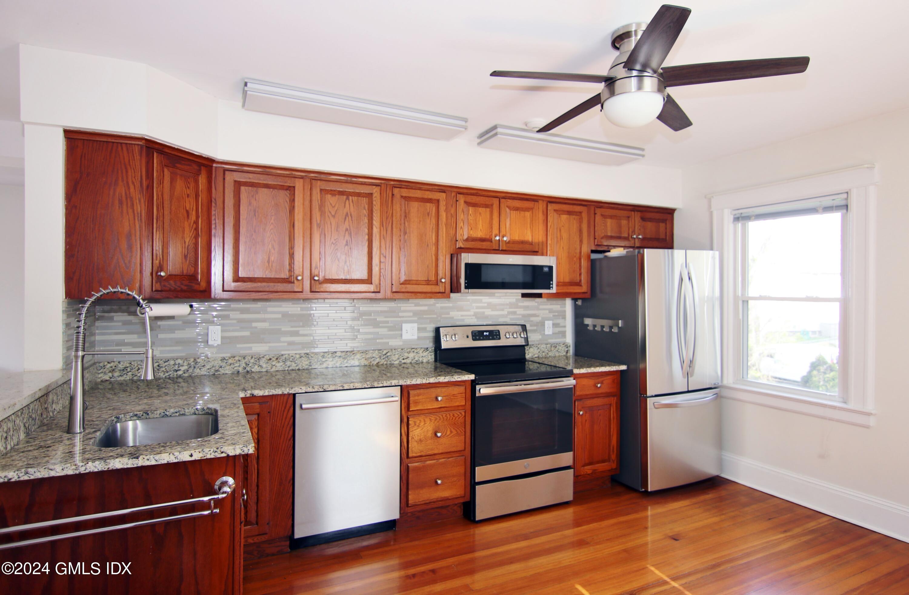 25 Division Street, Unit 2 Greenwich, CT 06830 - Photo 8 of 31 IMG_3693