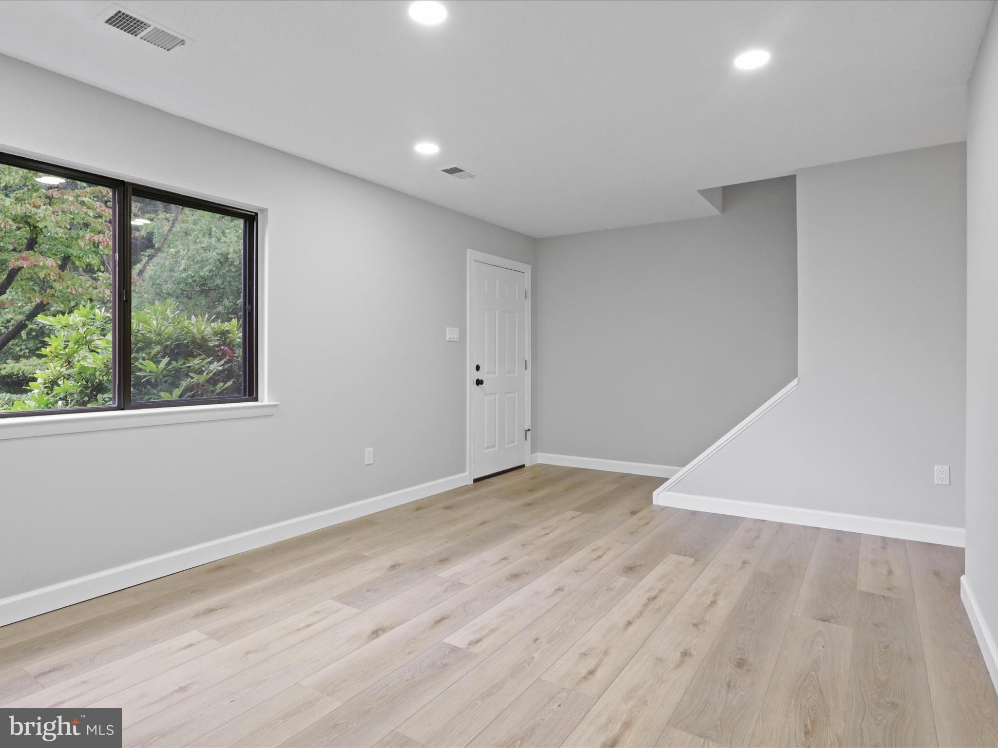 12554 Forrest Hill Road Woodbridge, VA 22192 - Photo 5 of 29