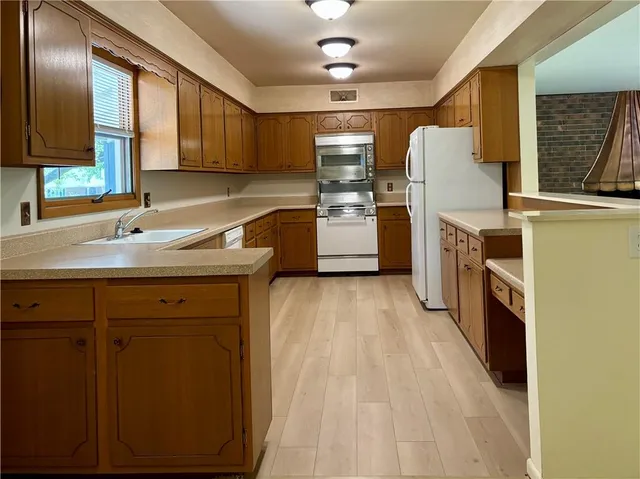 $299,500 | 41 Stonecrest Drive, St. Joseph, MO 64506