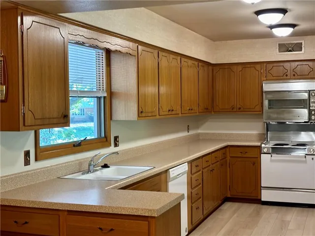 $299,500 | 41 Stonecrest Drive, St. Joseph, MO 64506