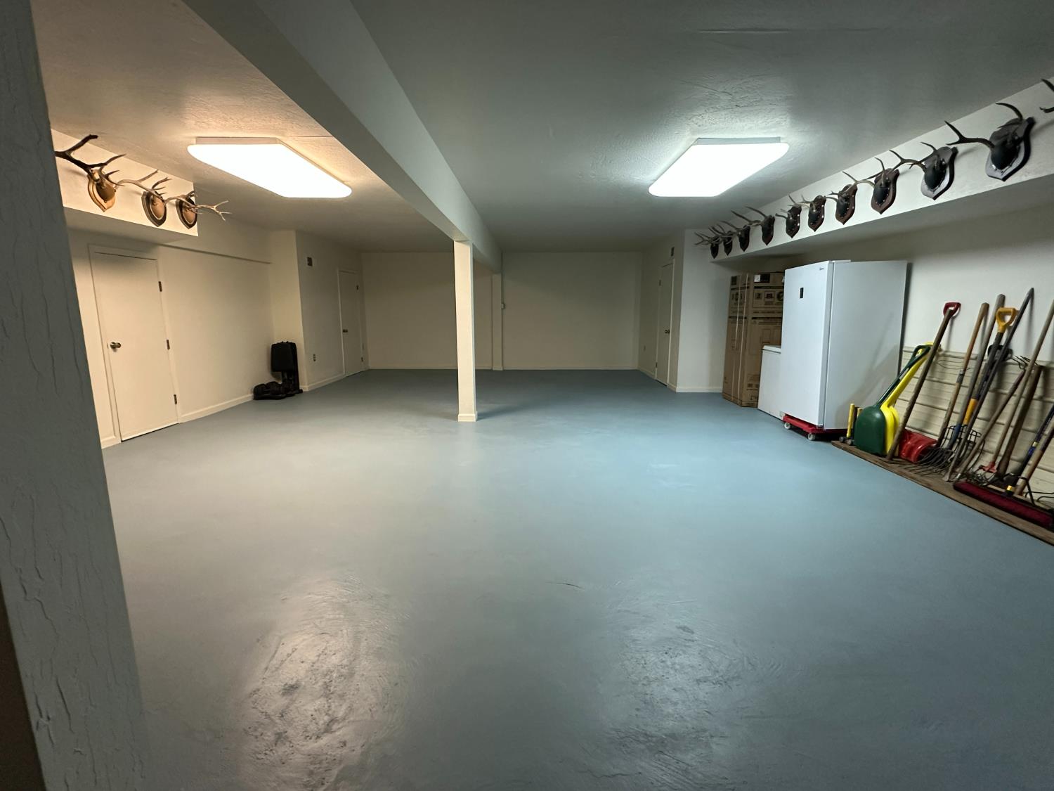 38303 Woodland Road Shaver Lake, CA 93664 - Photo 27 of 28 an empty room with windows