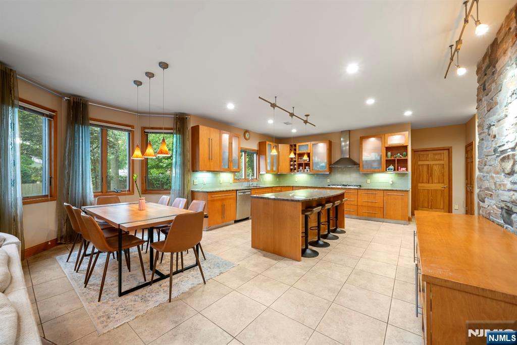 325 Cooper Place Paramus, NJ 07652 - Photo 9 of 31
