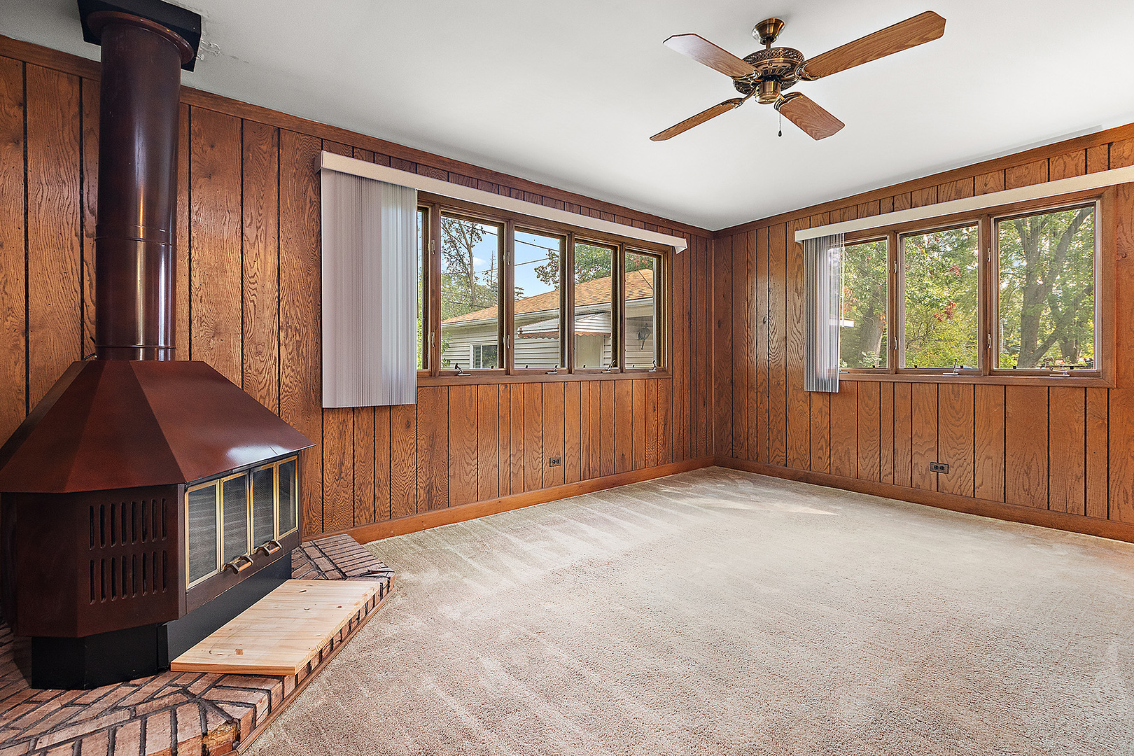 1352 Evergreen Road Homewood, IL 60430 - Photo 12 of 32 a view of an empty room with a window