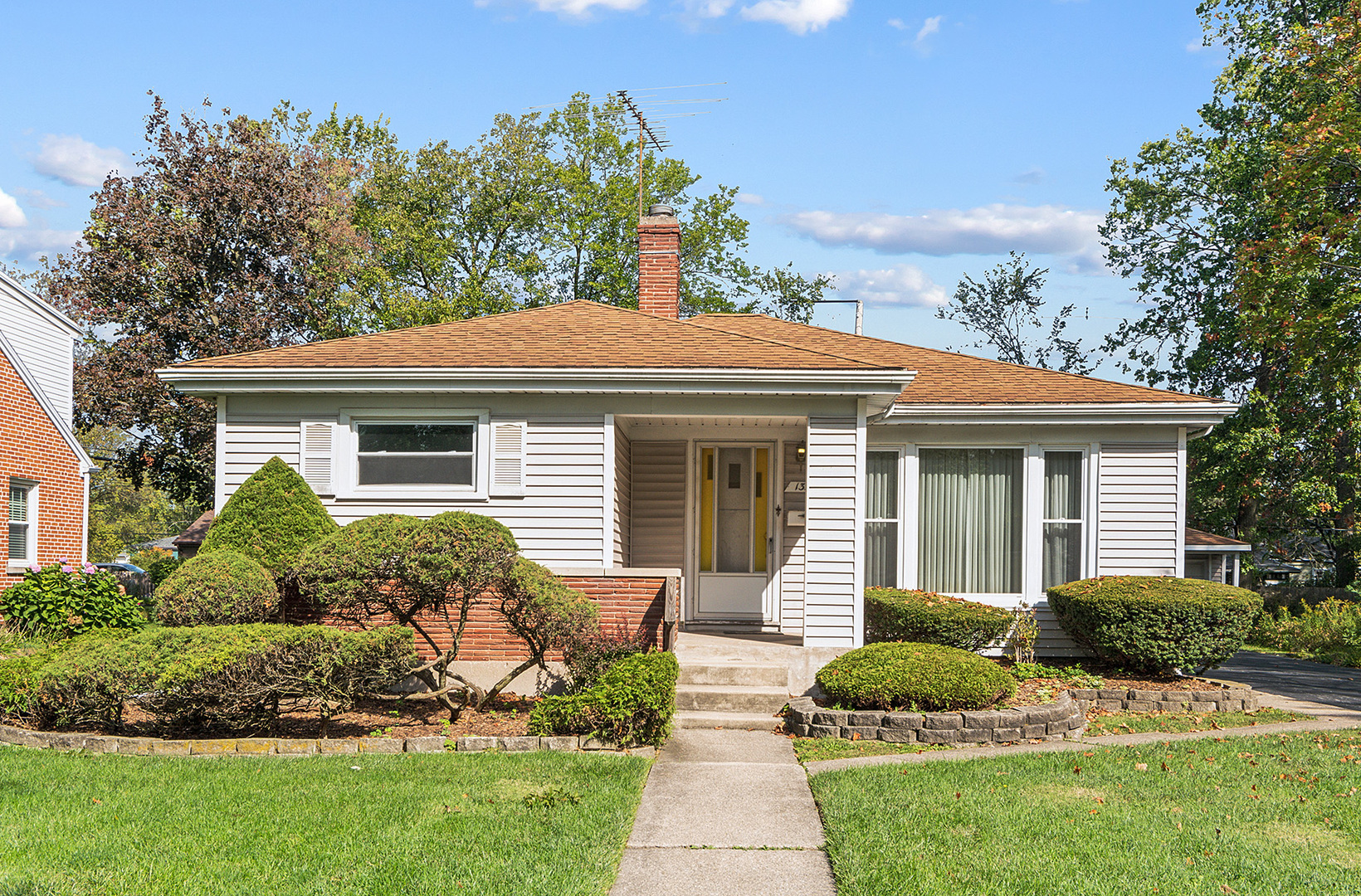 1352 Evergreen Road Homewood, IL 60430 - Photo 2 of 32 a front view of a house with a yard