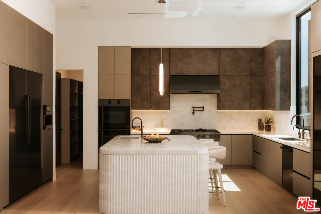 15834 High Knoll Road Encino, CA 91436 - Photo 11 of 54