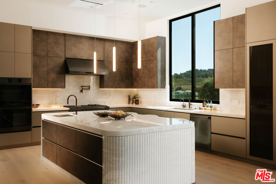 15834 High Knoll Road Encino, CA 91436 - Photo 12 of 54