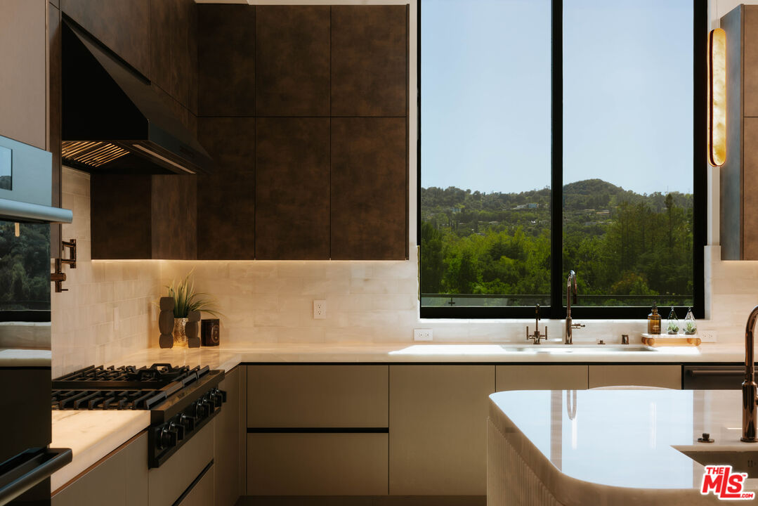 15834 High Knoll Road Encino, CA 91436 - Photo 13 of 54