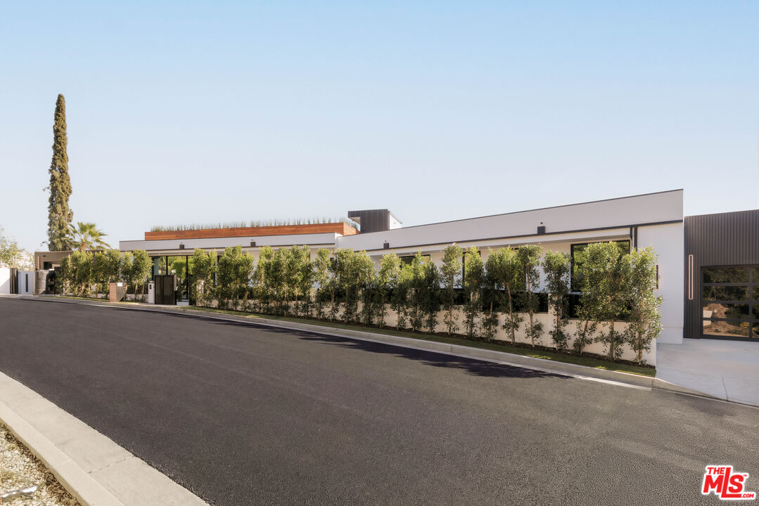 15834 High Knoll Road Encino, CA 91436 - Photo 2 of 54