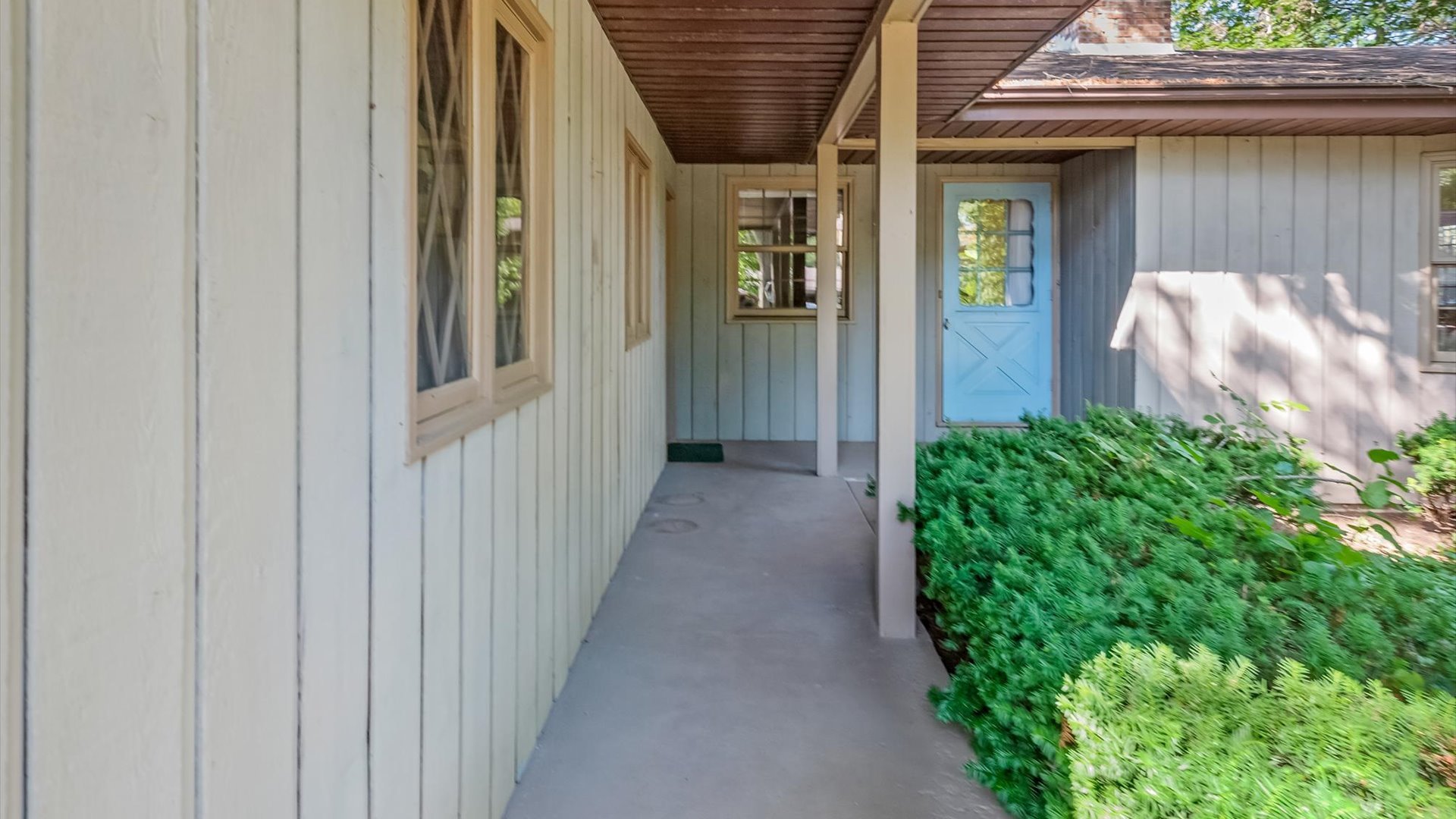 647 Aberdeen Road Cary, IL 60013 - Photo 2 of 32