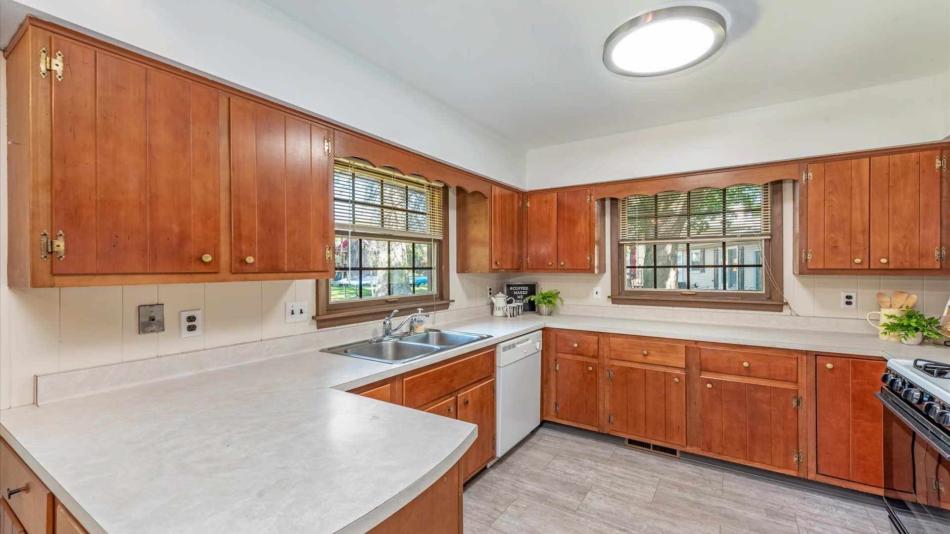 647 Aberdeen Road Cary, IL 60013 - Photo 8 of 32