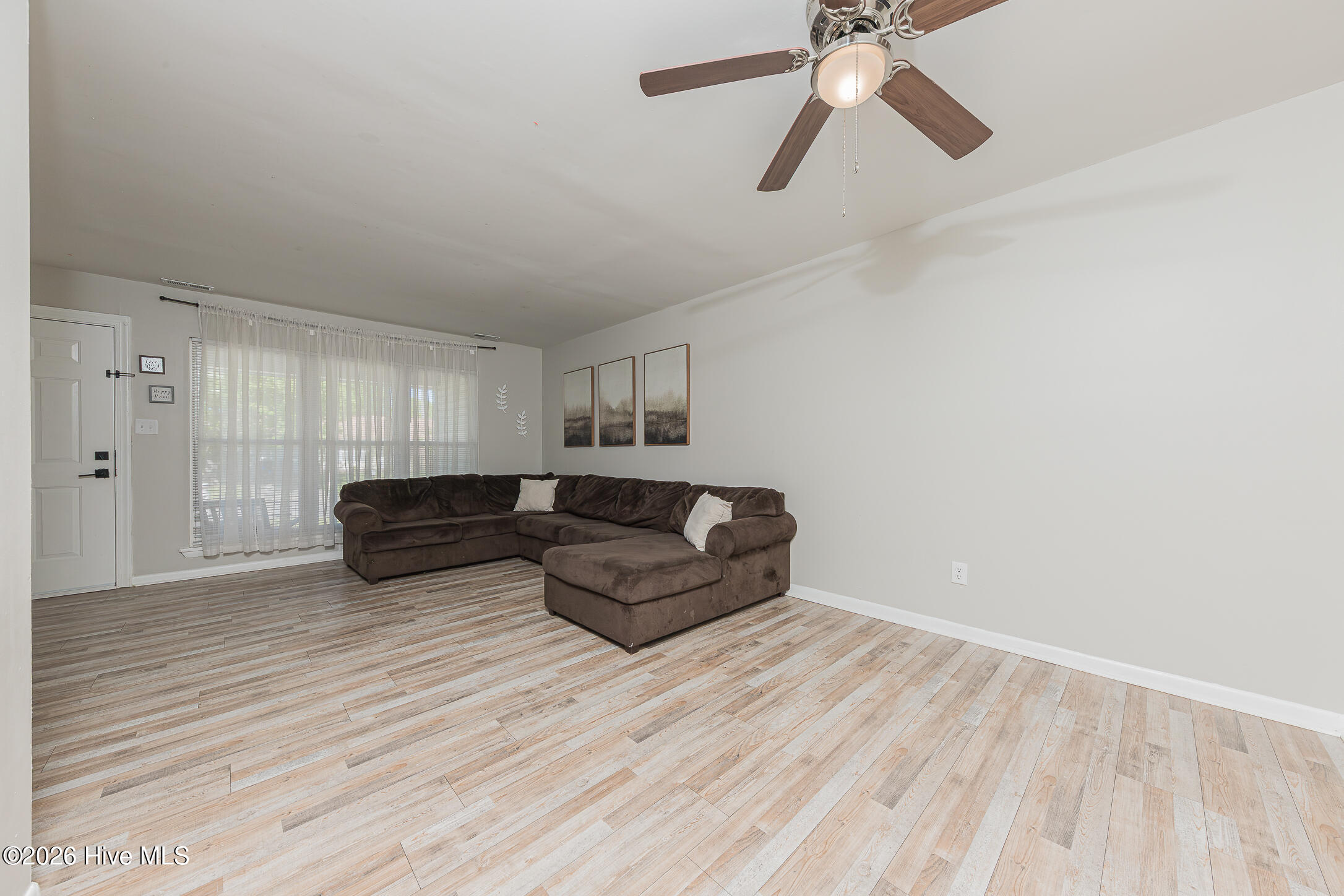 402 Sharon Way Jacksonville, NC 28546 - Photo 14 of 51 LivingRoom