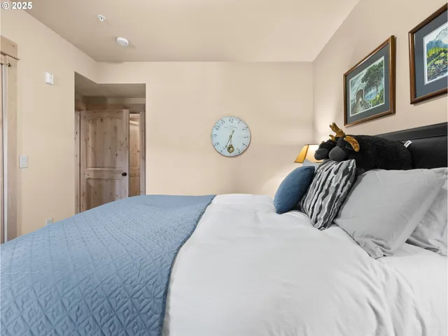 $874,900 | 31244 East Collins Lake Road, Unit 21, Government Camp, OR 97028