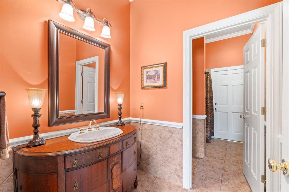 1226 Oak Lake Circle Collierville, TN 38017 - Photo 25 of 39 a bathroom with a sink and a mirror
