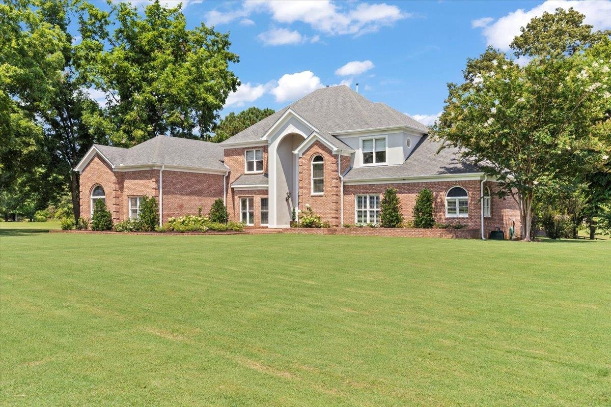 1226 Oak Lake Circle Collierville, TN 38017 - Photo 5 of 39 a front view of a house with a garden