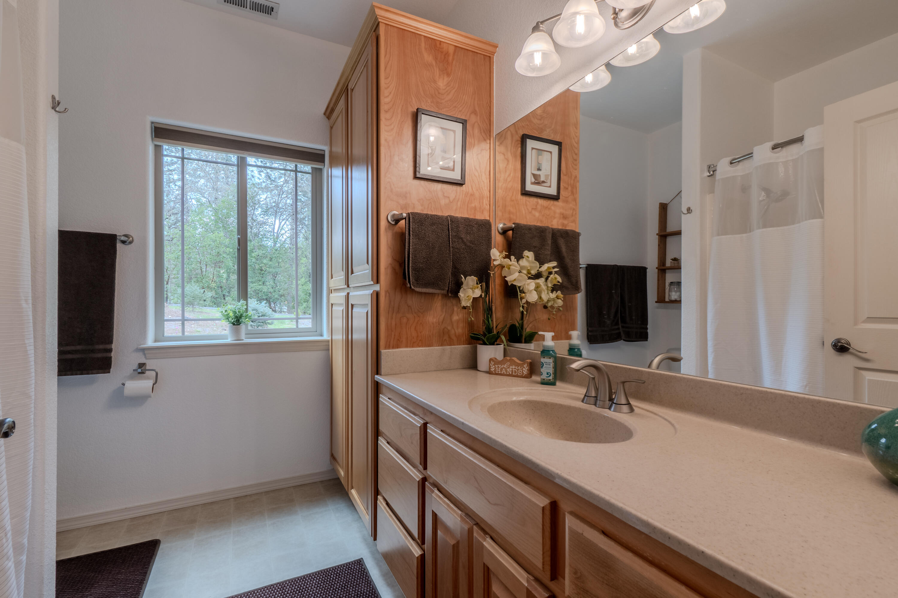 4728 East Evans Creek Road Rogue River, OR 97537 - Photo 22 of 40 guest bathroom