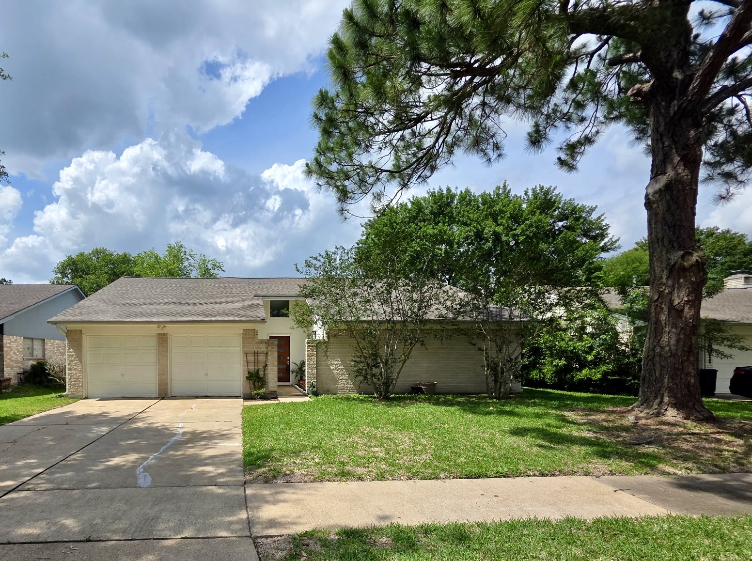 16007 Mill Point Drive Houston, TX 77059 - Photo 4 of 38