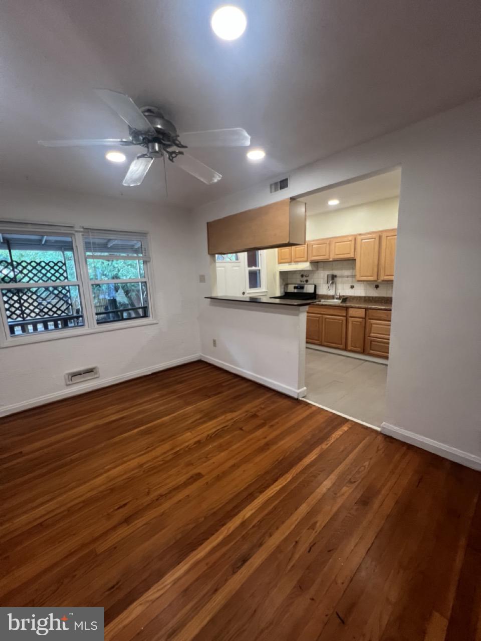 927 Southridge Road Baltimore, MD 21228 - Photo 7 of 19 Gallery Image 7