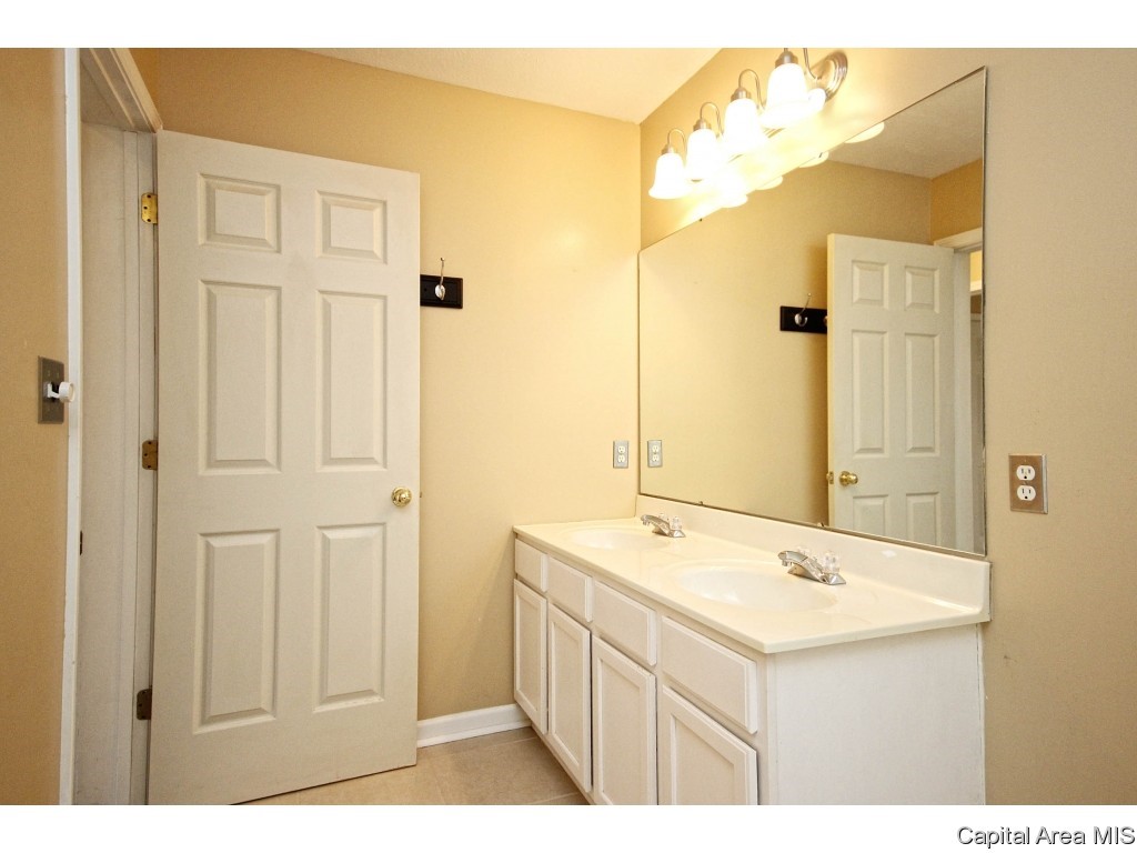 3825 Viking Boulevard Springfield, IL 62712 - Photo 15 of 22