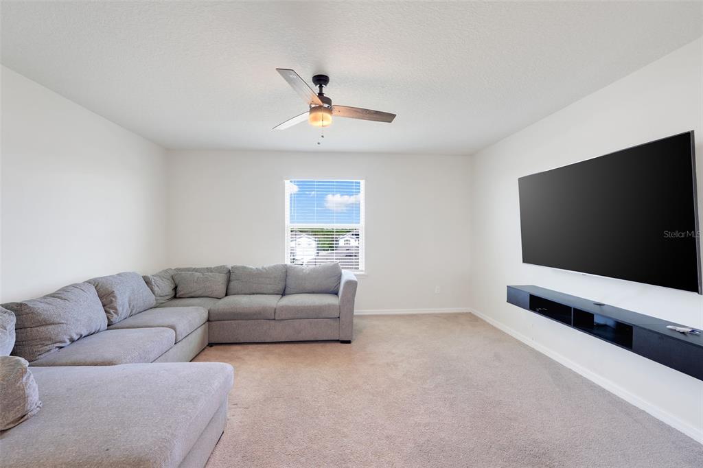 2611 Hilltop Loop Apopka, FL 32712 - Photo 33 of 46 a living room with furniture and a flat screen tv