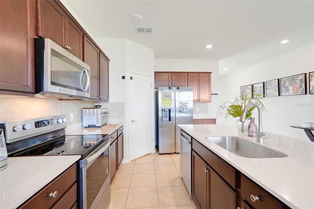 2611 Hilltop Loop Apopka, FL 32712 - Photo 10 of 46 a kitchen that has a sink and a stove in it