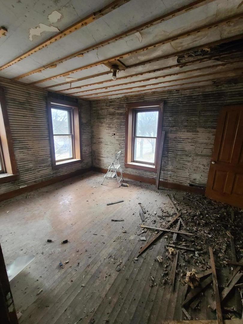 369 South 4th Avenue Kankakee, IL 60901 - Photo 8 of 15 an empty room with windows