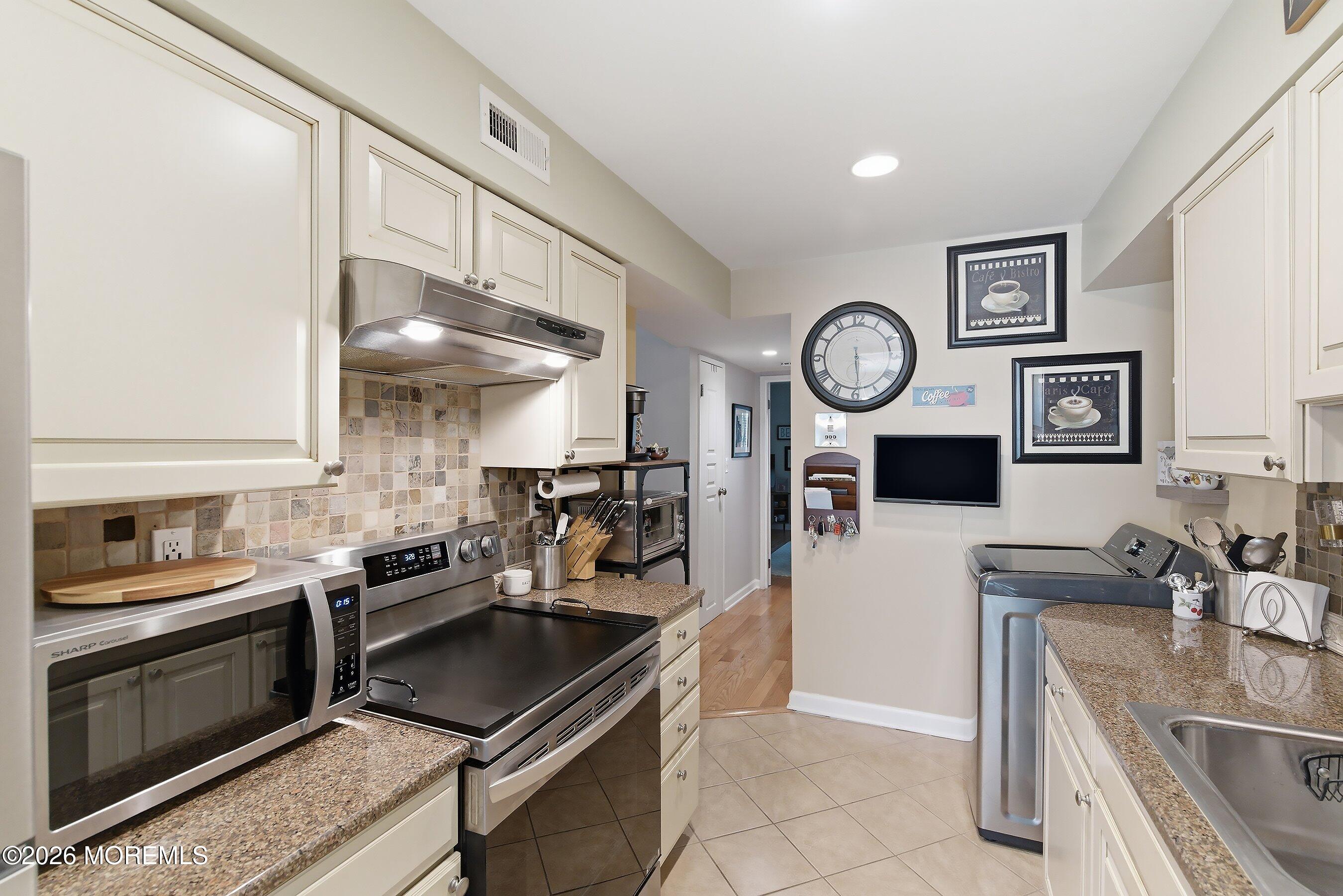 200 Portland Road, Unit E20 Highlands, NJ 07732 - Photo 9 of 22 07-Kitchen 2