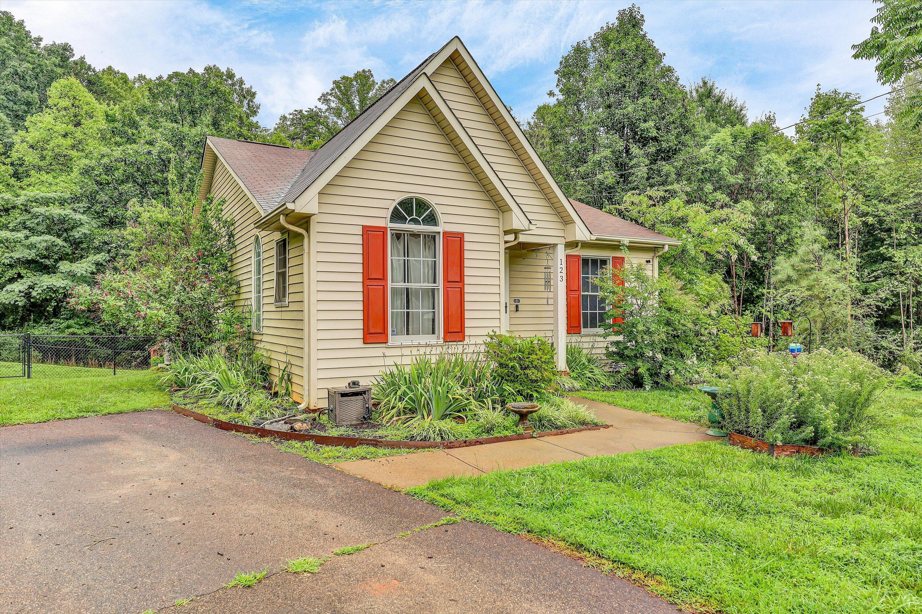 123 Pebble Road Martinsville, VA 24112 - Photo 2 of 32 Front of Home