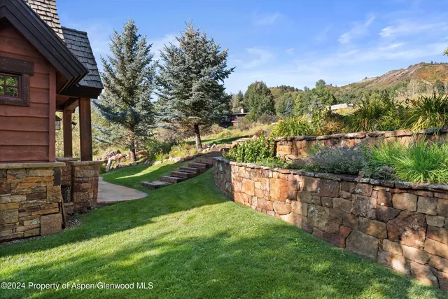 a view of a house with a backyard