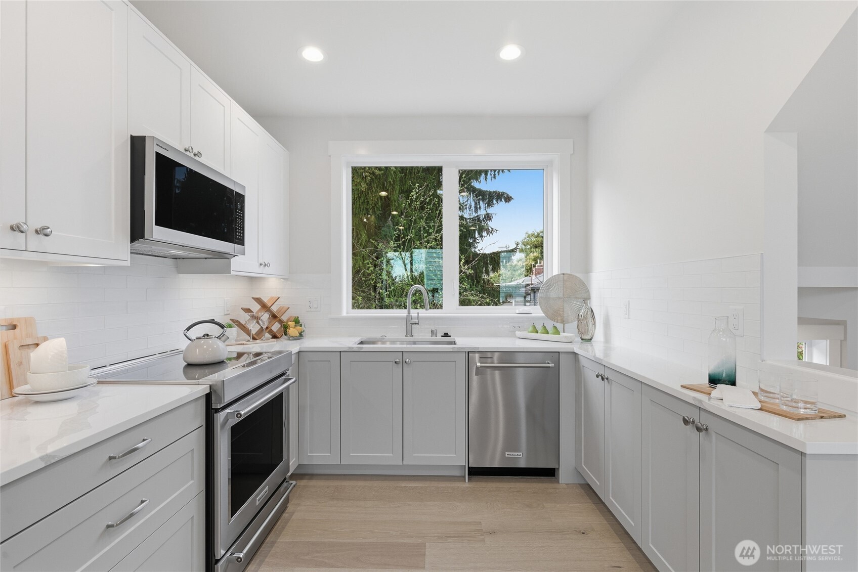 8815 Densmore Avenue North, Unit B Seattle, WA 98103 - Photo 4 of 17