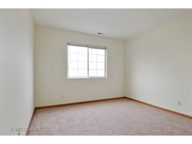 840 County Line Road Aurora, IL 60502 - Photo 9 of 10 an empty room with a window