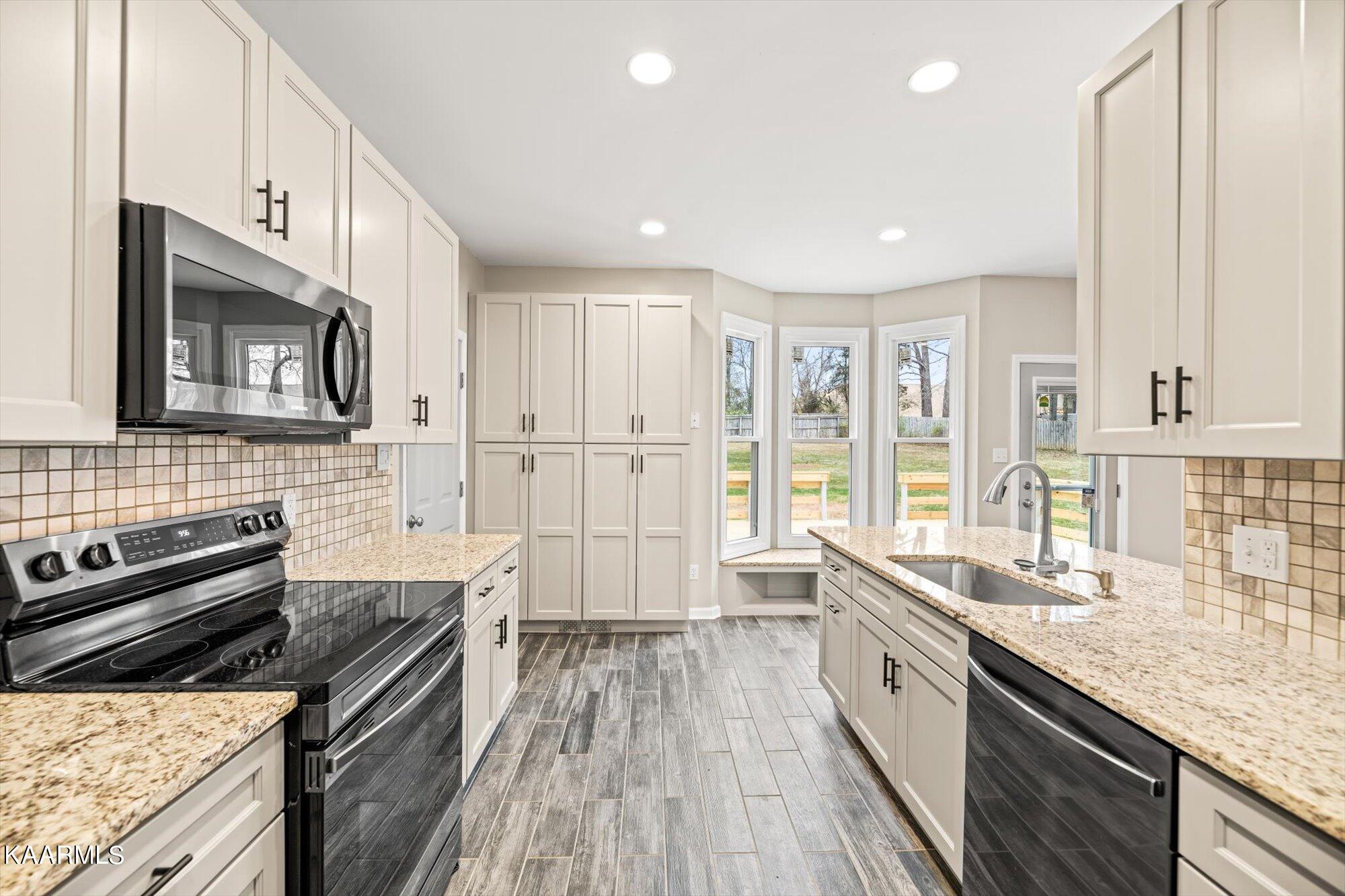 3700 Stonegate Lane Powell, TN 37849 - Photo 7 of 27 09-3700-Stonegate-Ln-Powell-TN-9