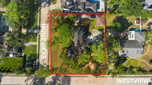 an outdoor view of the house