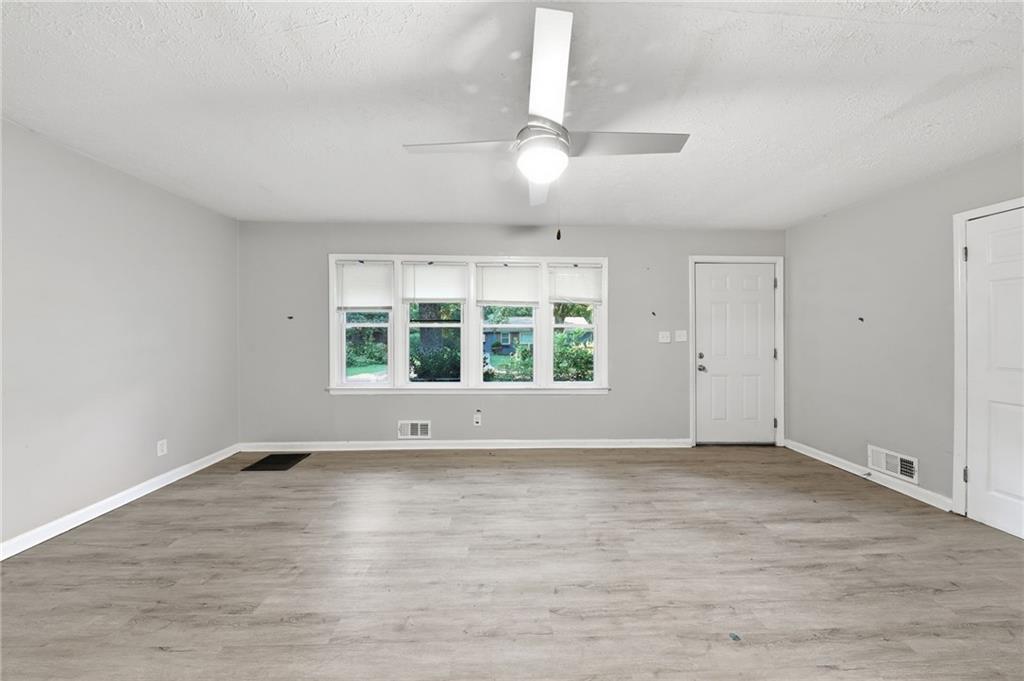 1112 Valley View Road Southeast Atlanta, GA 30315 - Photo 9 of 30