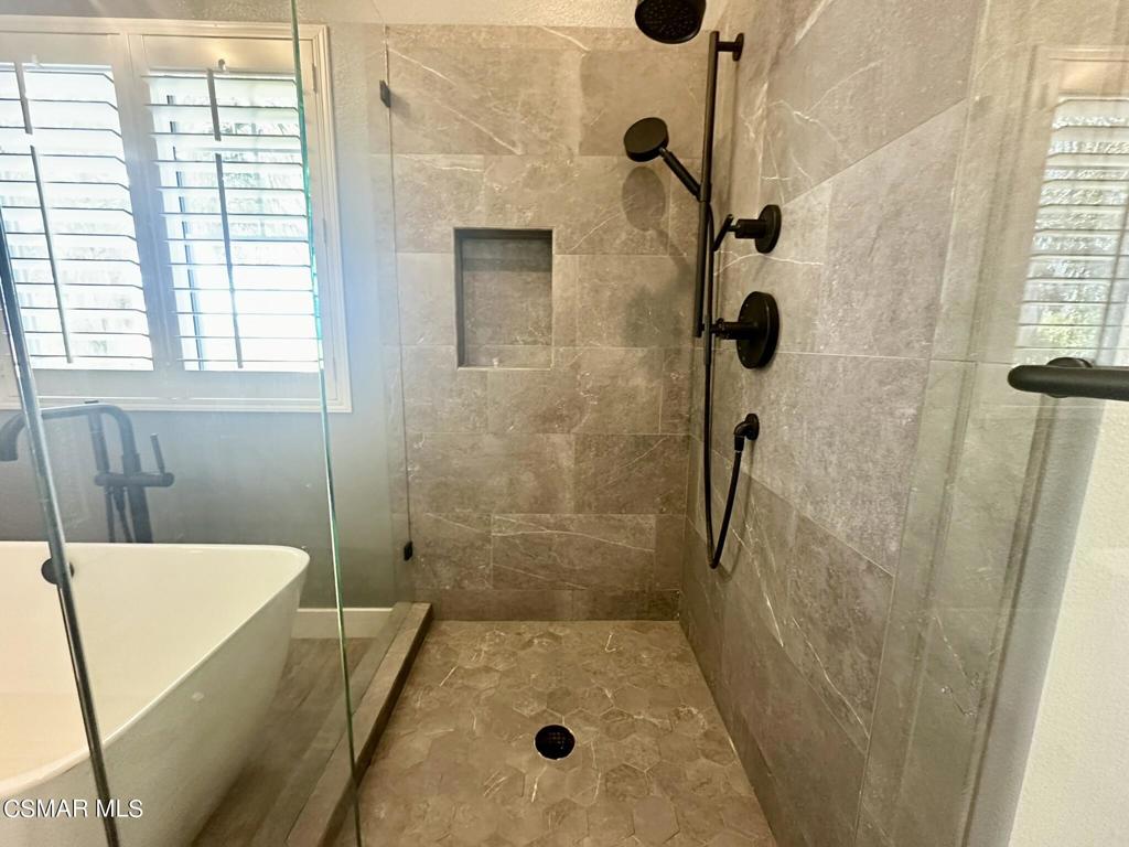111 Macademia Lane Simi Valley, CA 93065 - Photo 22 of 38 a bathroom with a tub