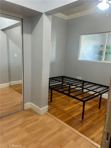 a room with windows and a ceiling fan