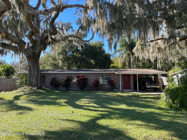 a view of a house with a big yard