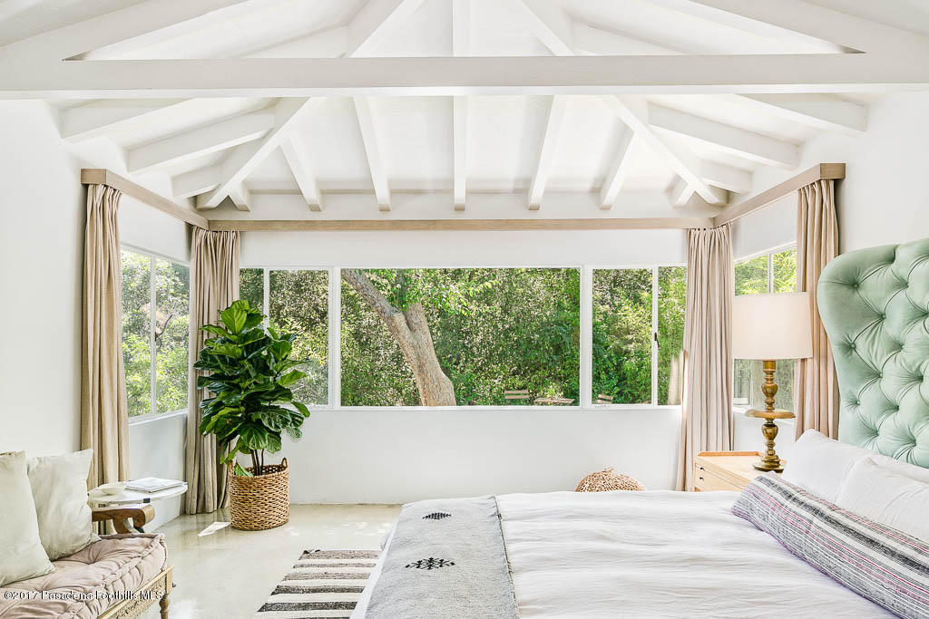1336 Inverness Drive Pasadena, CA 91103 - Photo 28 of 42 a living room with furniture and a potted plant