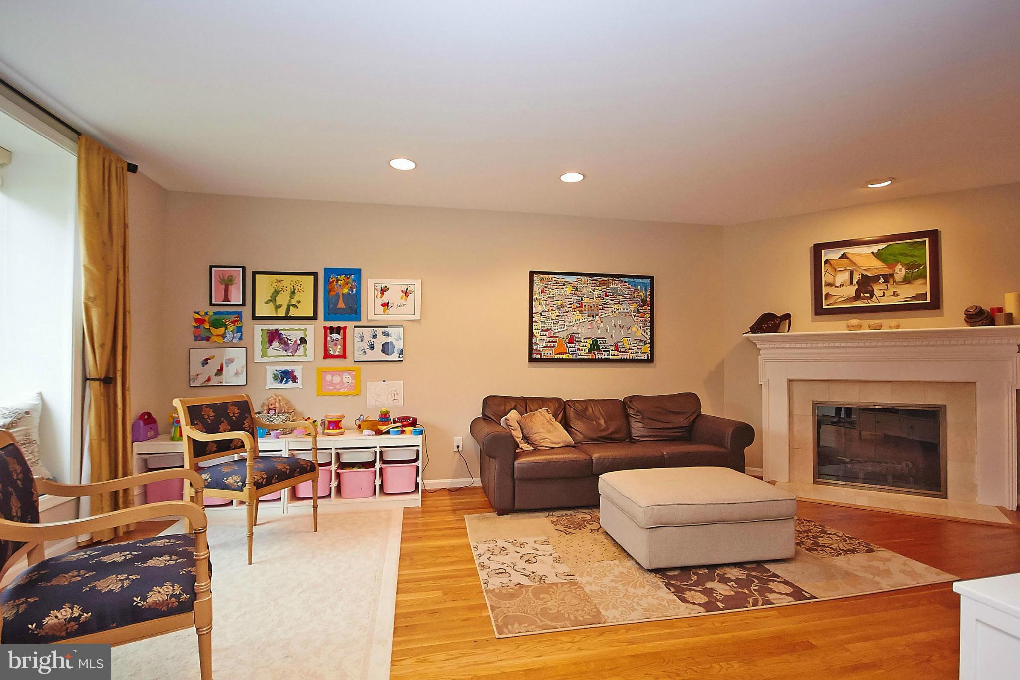 1124 Kensington Road McLean, VA 22101 - Photo 4 of 29 Living Room