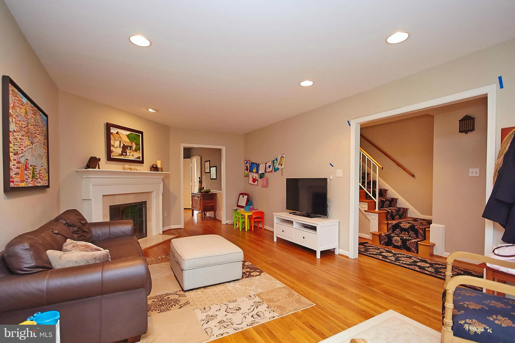 1124 Kensington Road McLean, VA 22101 - Photo 5 of 29 Living Room