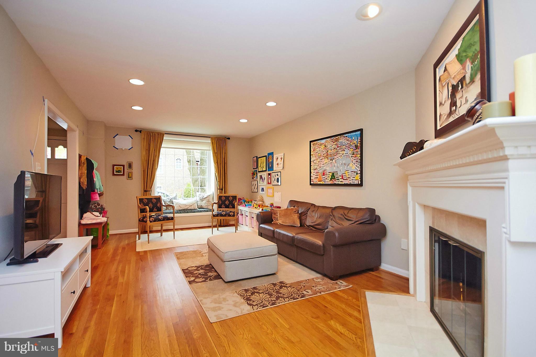 1124 Kensington Road McLean, VA 22101 - Photo 6 of 29 Living Room