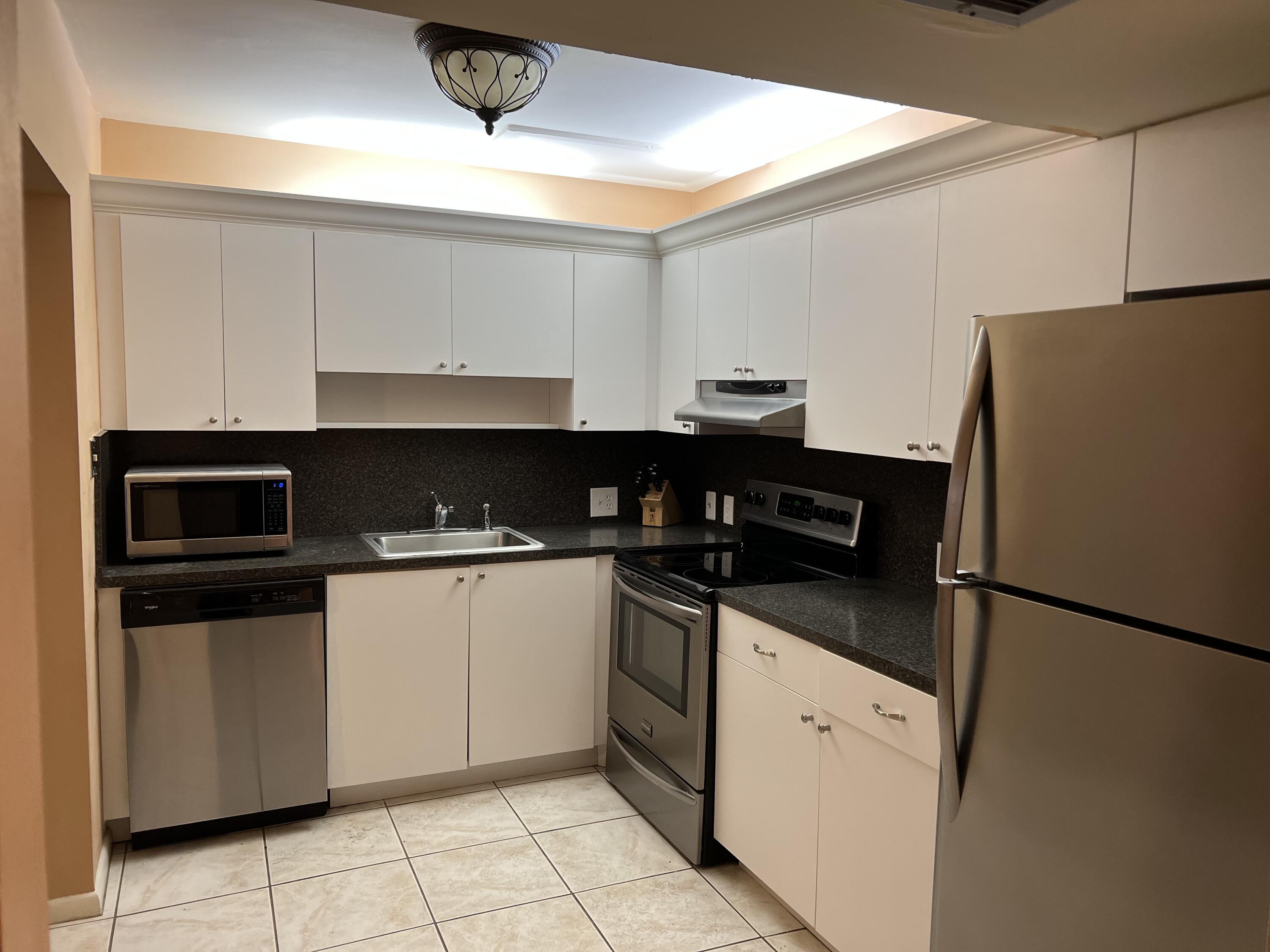 203 Suffolk F, Unit E Boca Raton, FL 33434 - Photo 2 of 27 KITCHEN