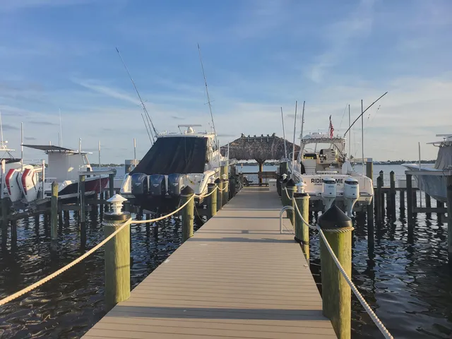 $279,999 | 1600 Northeast Dixie Highway, Unit 11202, Jensen Beach, FL 34957