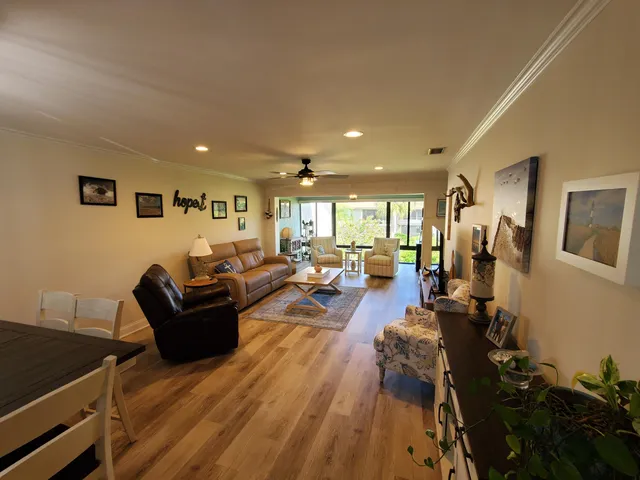 $279,999 | 1600 Northeast Dixie Highway, Unit 11202, Jensen Beach, FL 34957