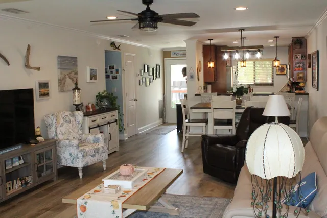 $279,999 | 1600 Northeast Dixie Highway, Unit 11202, Jensen Beach, FL 34957