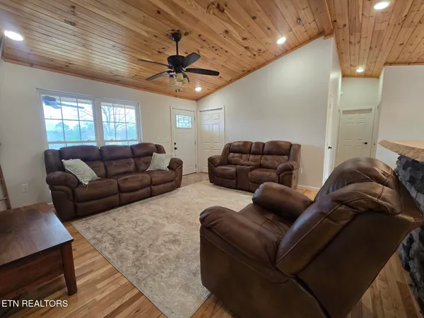 $365,000 | 806 Cooper Lake Road, Oneida, TN 37841